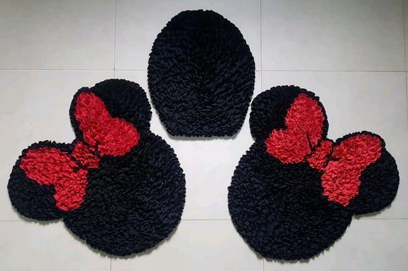 Jogo Banheiro de Minnie Preto em Frufru com antiderrapante