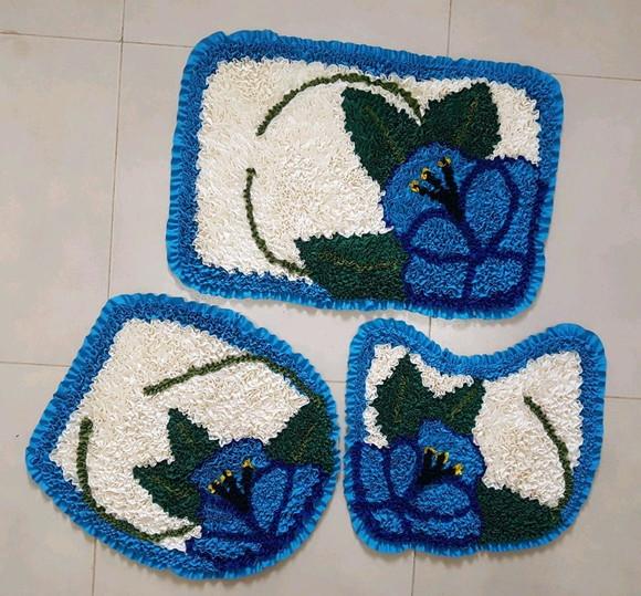 Jogo de Banheiro de Flor Azul em Frufru com Antiderrapante