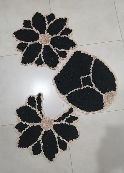 Jogo de Banheiro de Flor Preta em Frufru com antiderrapante