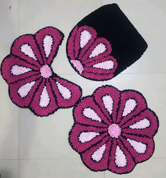 Jogo de Banheiro de Flor Rosa em Frufru com antiderrapante