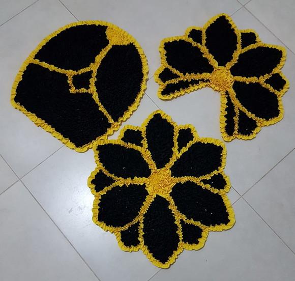 Jogo de Banheiro de Flor Preta em Frufru com Antiderrapante