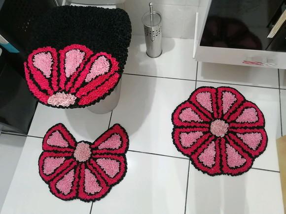 Jogo de Banheiro de Flor Rosa em Frufru com antiderrapante