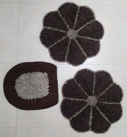 Jogo de Banheiro de Flor Marrom em Frufru com antiderrapante