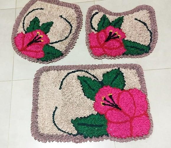 Jogo de Banheiro de Flor Rosa em Frufru com Antiderrapante