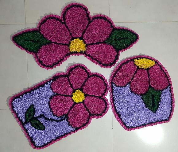 Jogo de Banheiro de Flor Rosa em Frufru com Antiderrapante