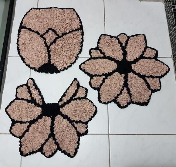 Jogo de Banheiro de Flor Bege em Frufru com Antiderrapante