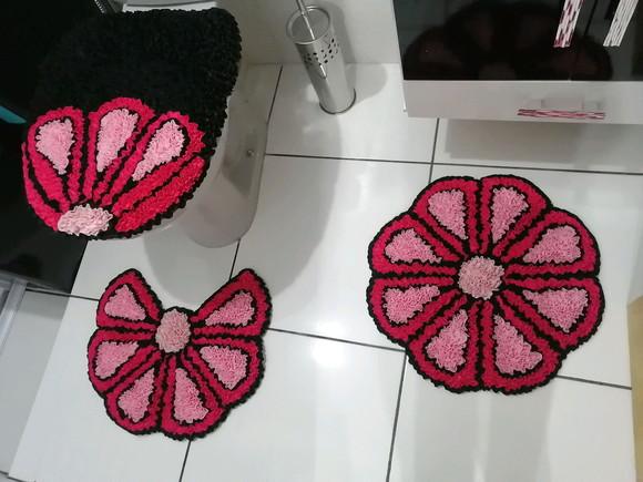Jogo de Banheiro de Flor Rosa em Frufru com antiderrapante