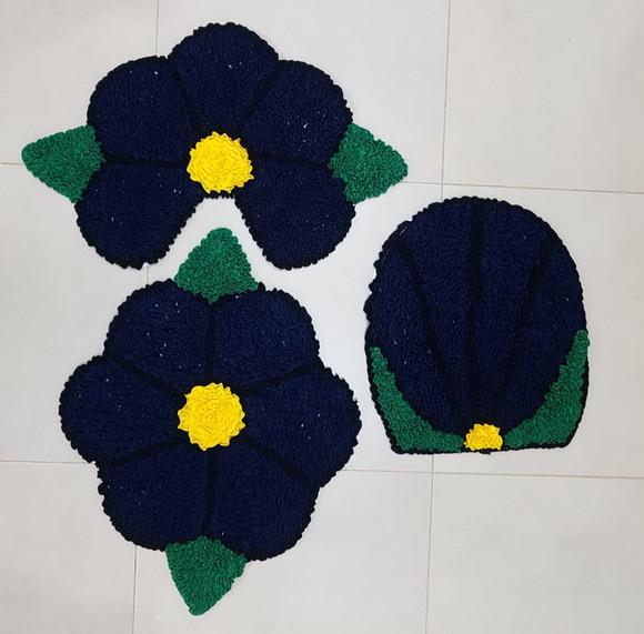 Jogo de Banheiro de Flor Preta em Frufru com antiderrapante