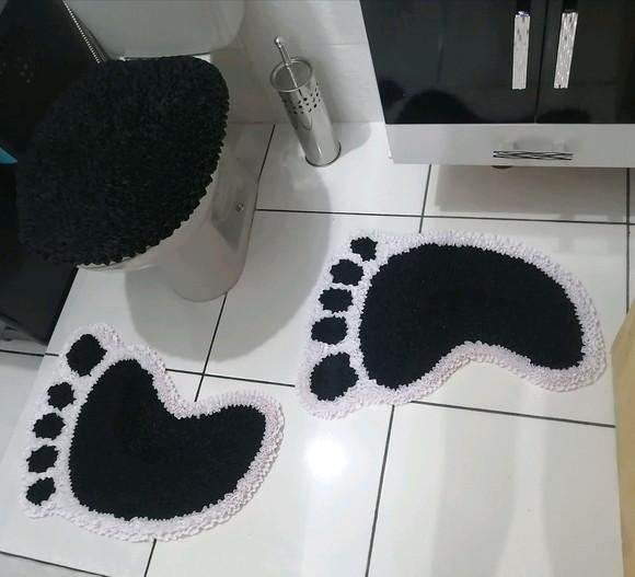 Jogo de Banheiro de Pés em Frufru com Antiderrapante