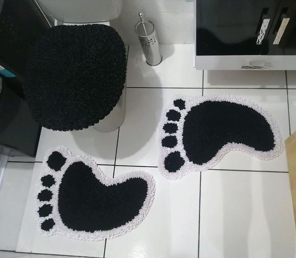 Jogo de Banheiro de Pés em Frufru com Antiderrapante