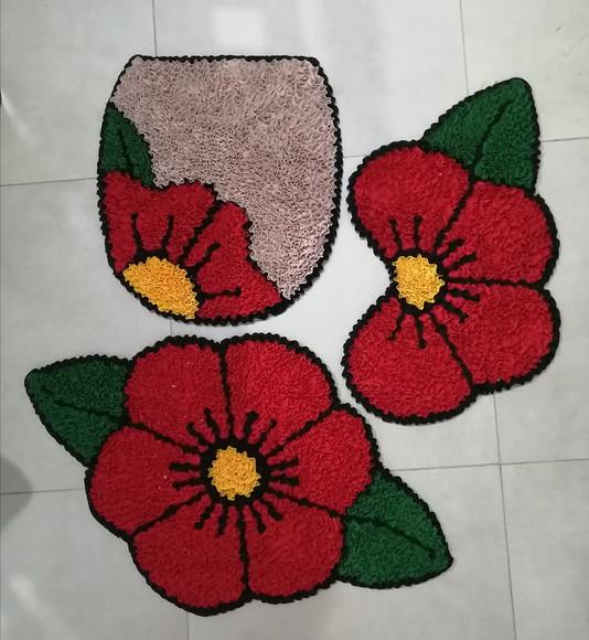 Jogo de Banheiro Flor Vermelha Frufru Antiderrapante