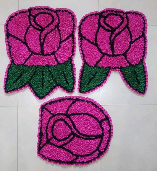 Jogo de Banheiro de Rosa em Frufru com antiderrapante