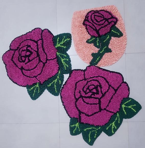 Jogo de Banheiro de Rosa em Frufru com Antiderrapante