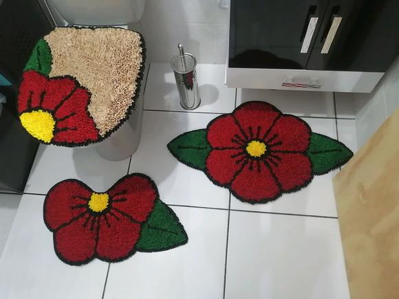 Jogo de Banheiro Flor Vermelha Frufru Antiderrapante
