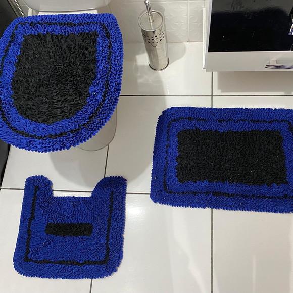 Jogo de Banheiro Preto e Azul em Frufru com Antiderrapante