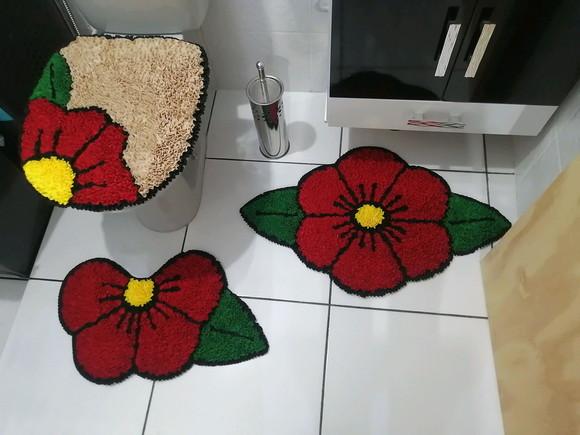 Jogo de Banheiro Flor Vermelha Frufru Antiderrapante