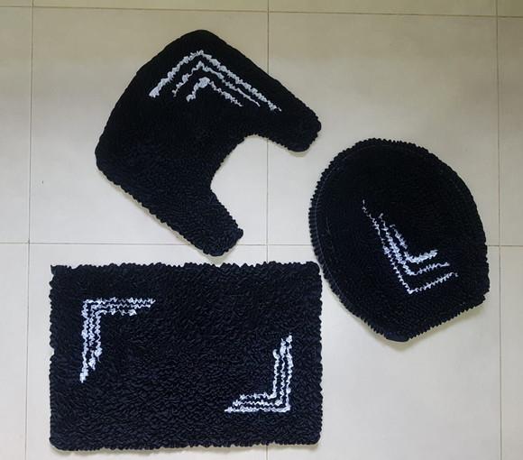 Jogo de Banheiro Preto e Branco em Frufru com antiderrapante