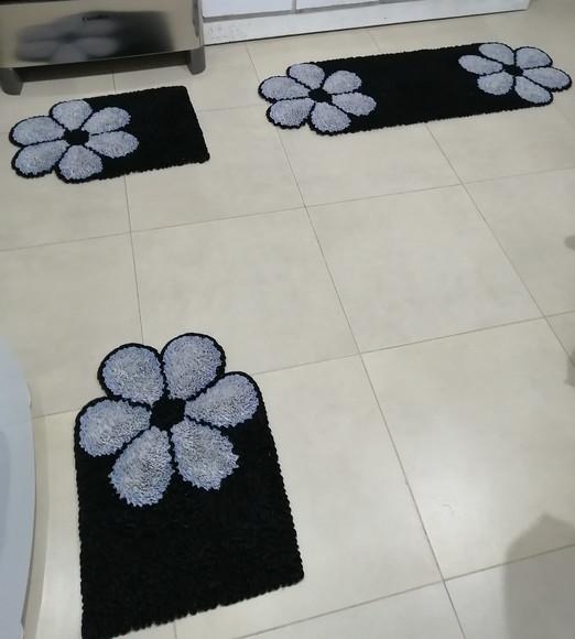 Jogo de Cozinha Flor Cinza em Frufru Antiderrapante
