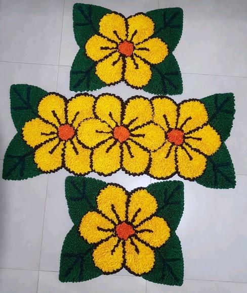 Jogo de Flor Amarela em Frufru com antiderrapante