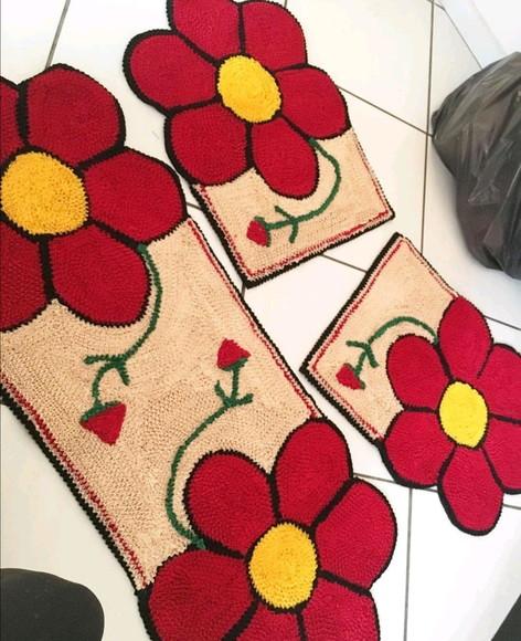 Jogo de Flor Vermelha em Frufru com antiderrapante