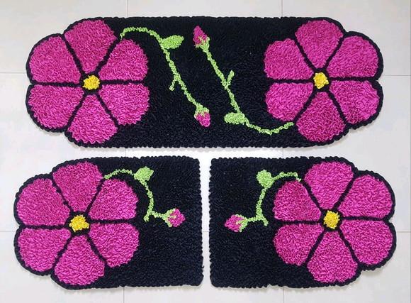 Jogo de Flor Rosa com Preto em Frufru com antiderrapante