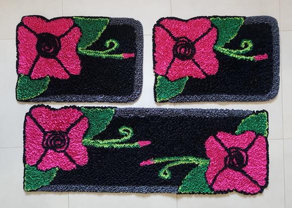 Jogo de Flor Rosa com Preto em Frufru com antiderrapante