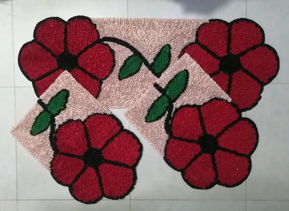 Jogo de Flor Vermelha em Frufru com antiderrapante