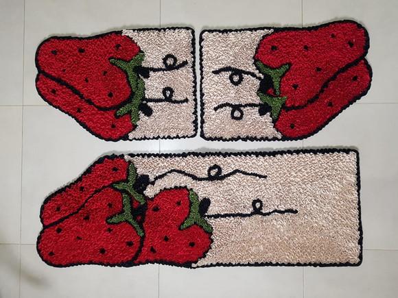 Jogo de Tapetes de Morango em Frufru com Antiderrapante