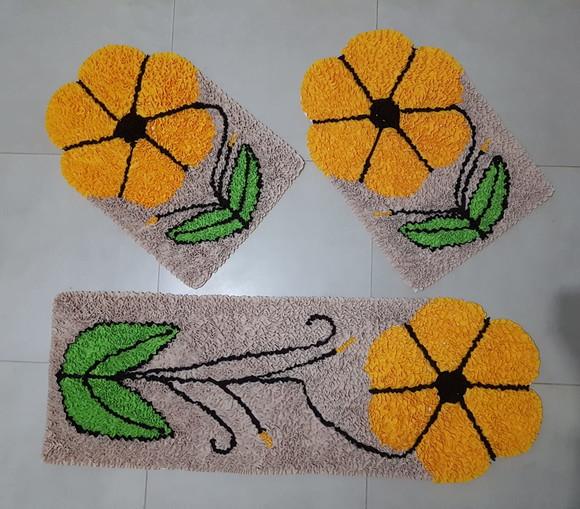Jogo de tapetes de flor amarela com detalhes marrons