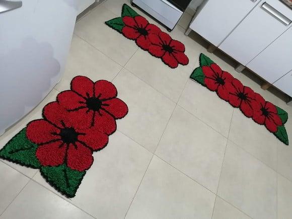 Jogo Tapetes de Flor Vermelha em Frufru Antiderrapante