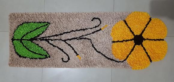 Passadeira de Flor Amarela em Frufru Antiderrapante