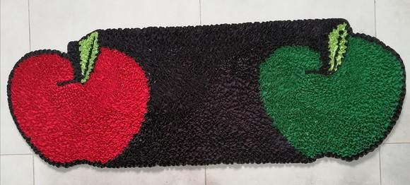 Passadeira de Maçãs em Frufru Antiderrapante