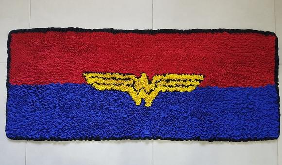 Passadeira de Mulher Maravilha em Frufru Antiderrapante