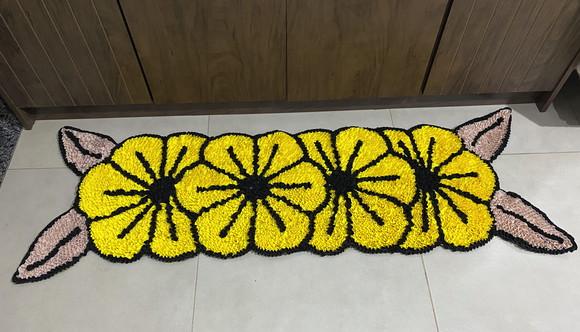 Passadeira Frufru Flor Amarela 1m40cm Antiderrapante