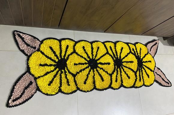 Passadeira Frufru Flor Amarela 1m40cm Antiderrapante