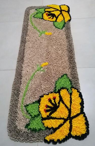 Passadeira Frufru Flor Amarela Antiderrapante