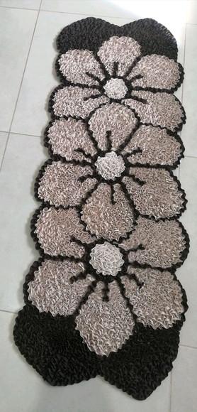 Passadeira Frufru Flor Bege 1m20cm Antiderrapante