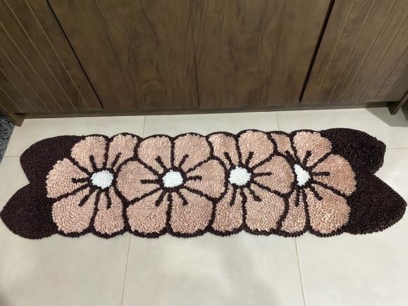Passadeira Frufru Flor Bege 1m40cm Antiderrapante