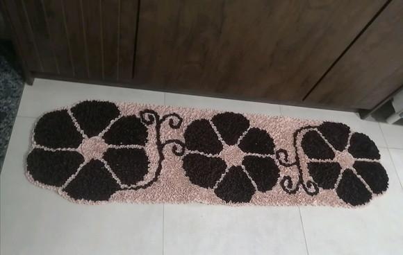 Passadeira Frufru Flor Bege 1m50cm x 40cm Antiderrapante