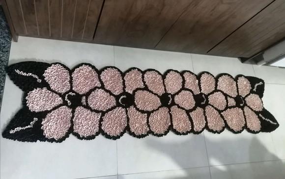 Passadeira Frufru Flor Bege 1m70cm Antiderrapante