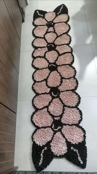 Passadeira Frufru Flor Bege 1m70cm Antiderrapante