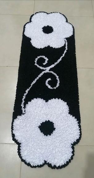 Passadeira Frufru Flor Branca 1m20cm Antiderrapante
