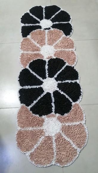 Passadeira Frufru Flor Bege/ Marrom 1m40cm Antiderrapante