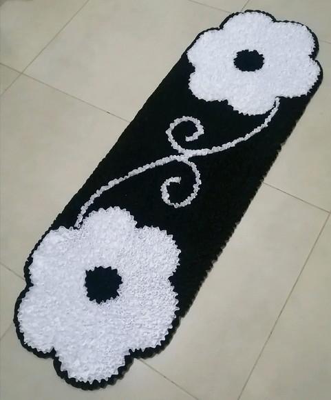Passadeira Frufru Flor Branca 1m20cm Antiderrapante
