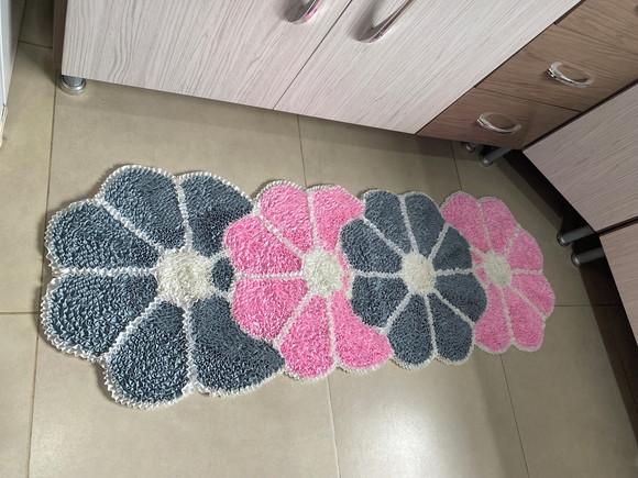 Passadeira Frufru Flor Cinza e Rosa 1m40cm Antiderrapante