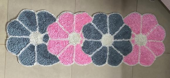 Passadeira Frufru Flor Cinza e Rosa 1m40cm Antiderrapante