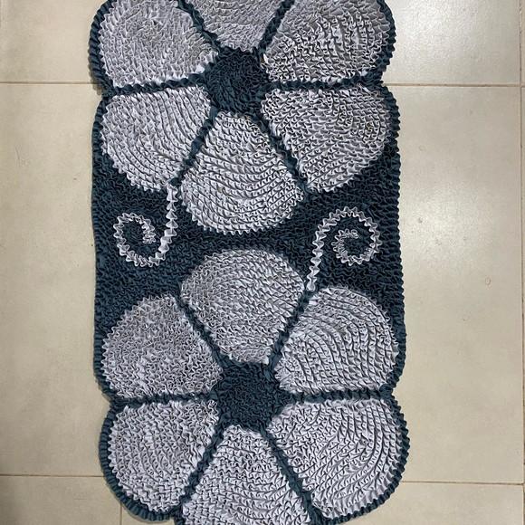 Passadeira Frufru Flor Cinza/Grafite 85cm Antiderrapante