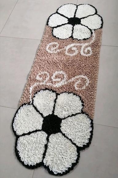 Passadeira Frufru Flor Creme 1m20cm x 40cm Antiderrapante