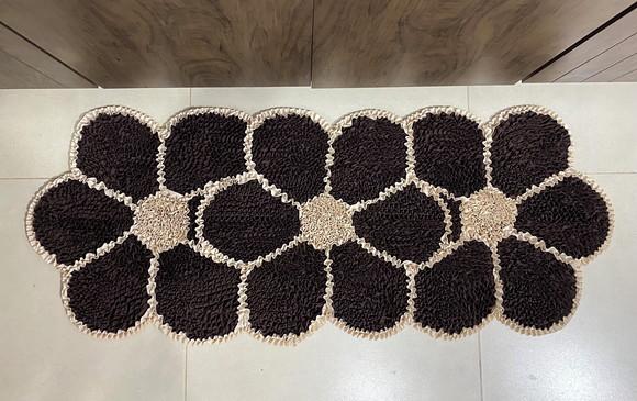 Passadeira Frufru Flor Marrom 1m10cm Antiderrapante