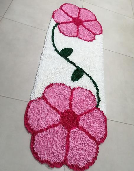 Passadeira Frufru Flor Rosa Claro 1m20cm Antiderrapante